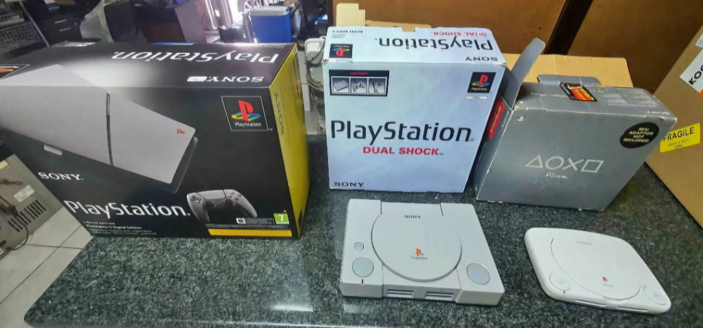 Sony Playstation Collectors Bundle,Sony gaming console collectibles,secondhand Sony Playstation 1 bundle in excellent condition